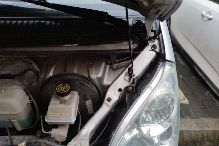 Used Wuling Rongguang 2011 1.2L Standard Version Engine Bay Left