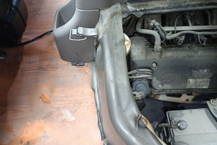 Used Wuling Rongguang 2011 1.2L Standard Version Engine Bay Right