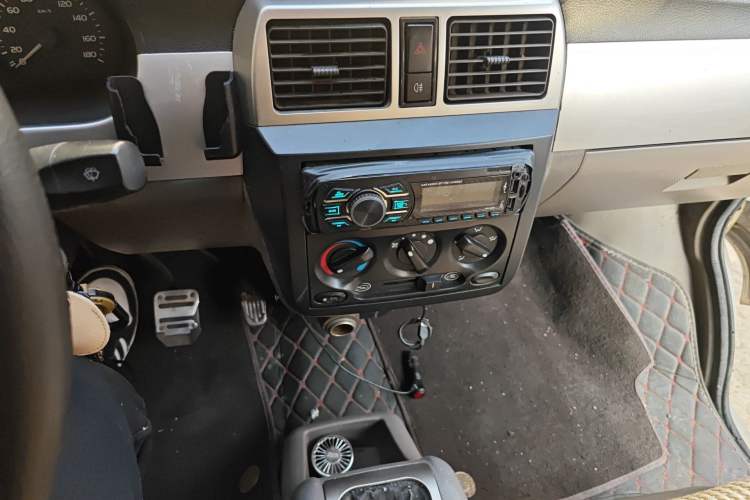 Used Wuling Rongguang 2011 1.2L Standard Version Audio And AC Panel