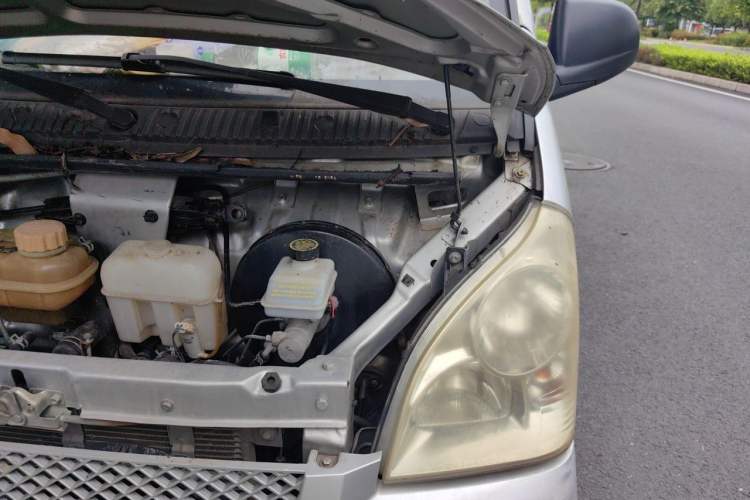 Used Wuling Rongguang 2011 1.5L Base Version Engine Bay Left