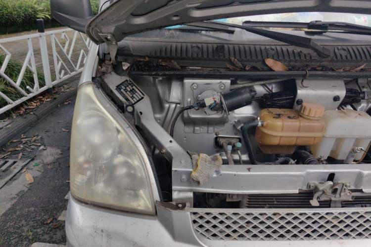Used Wuling Rongguang 2011 1.5L Base Version Engine Bay Right