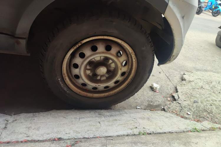 Used Wuling Rongguang 2011 1.2L Base Version Right Front Wheel Hub