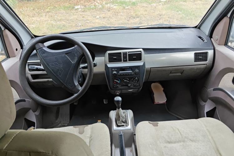 Used Wuling Rongguang 2011 1.2L Comfort Model Center Console