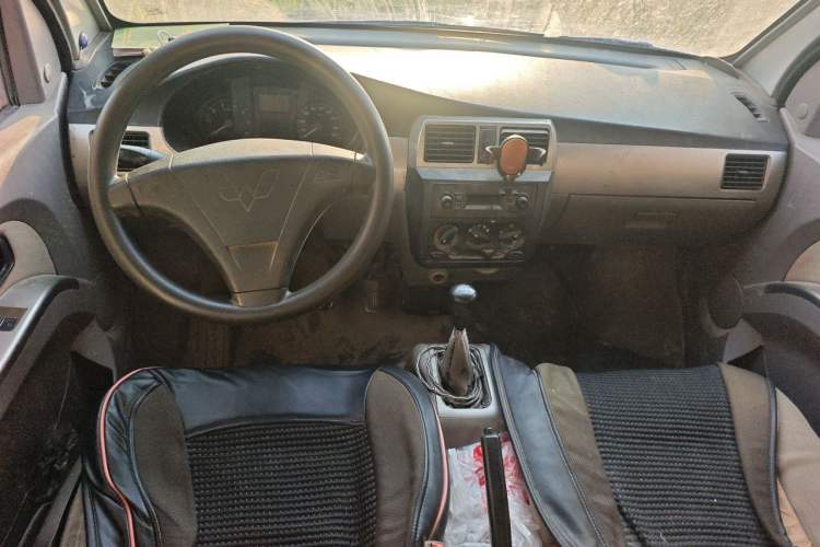 Used Wuling Rongguang 2011 1.2L Comfort Model Center Console