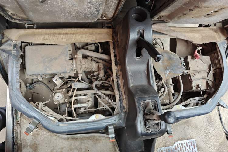 Used Wuling Rongguang 2011 1.2L Base Version Engine Bay