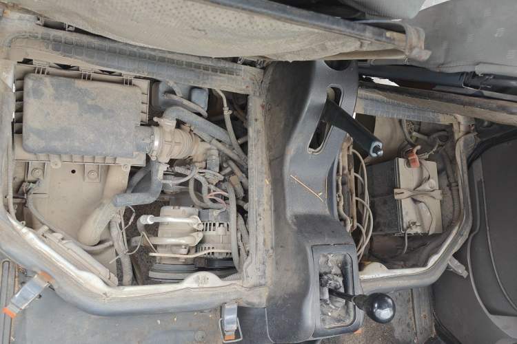 Used Wuling Rongguang 2011 1.2L Base Version Engine Bay