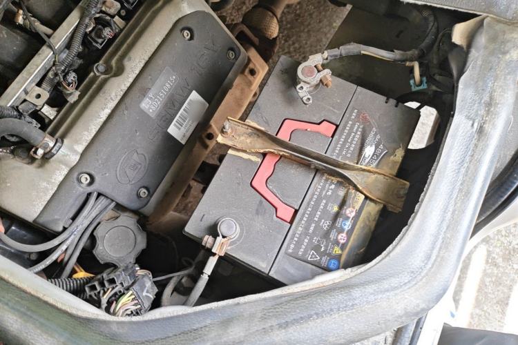 Used Wuling Rongguang 2011 1.2L Base Version Engine Bay Left