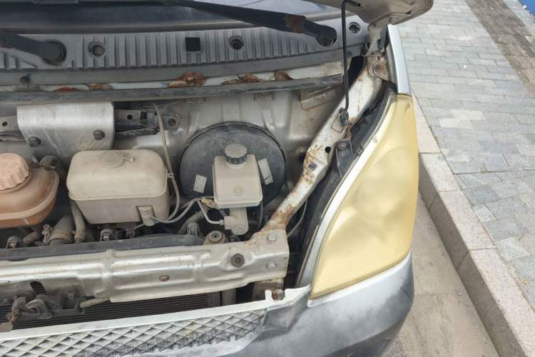 Used Wuling Rongguang 2011 1.2L Standard Version Engine Bay Left