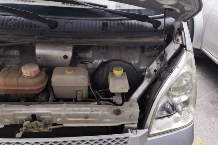 Used Wuling Rongguang 2011 1.2L Base Version Engine Bay Left