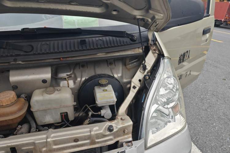 Used Wuling Rongguang 2011 1.5L Base Version Engine Bay Left
