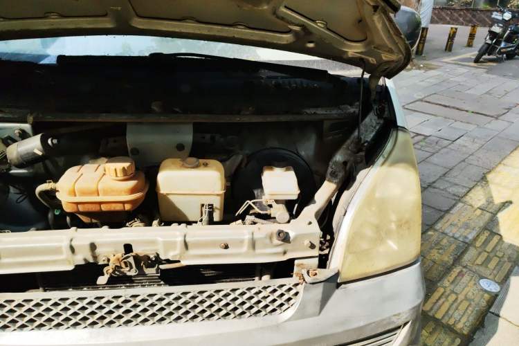 Used Wuling Rongguang 2011 1.2L Base Version Engine Bay Left
