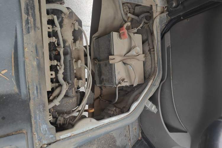 Used Wuling Rongguang 2011 1.2L Base Version Engine Bay Left