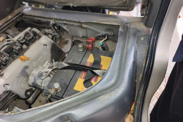 Used Wuling Rongguang 2011 1.2L Base Version Engine Bay Left