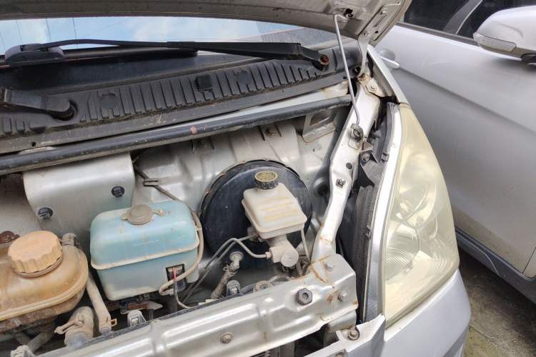 Used Wuling Rongguang 2011 1.2L Base Version Engine Bay Left