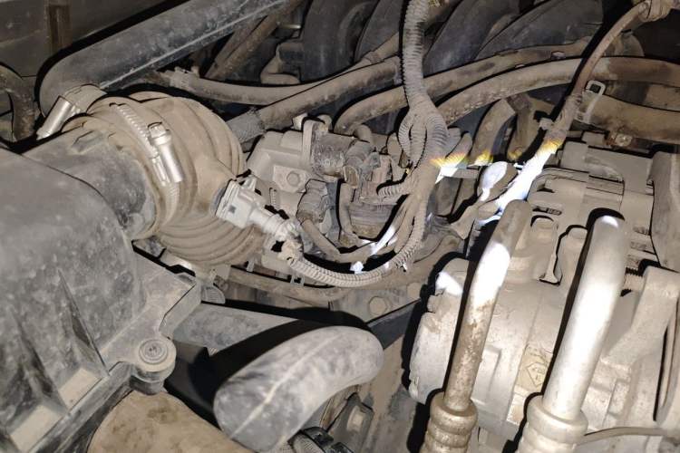 Used Wuling Rongguang 2011 1.2L Base Version Engine Bay Left