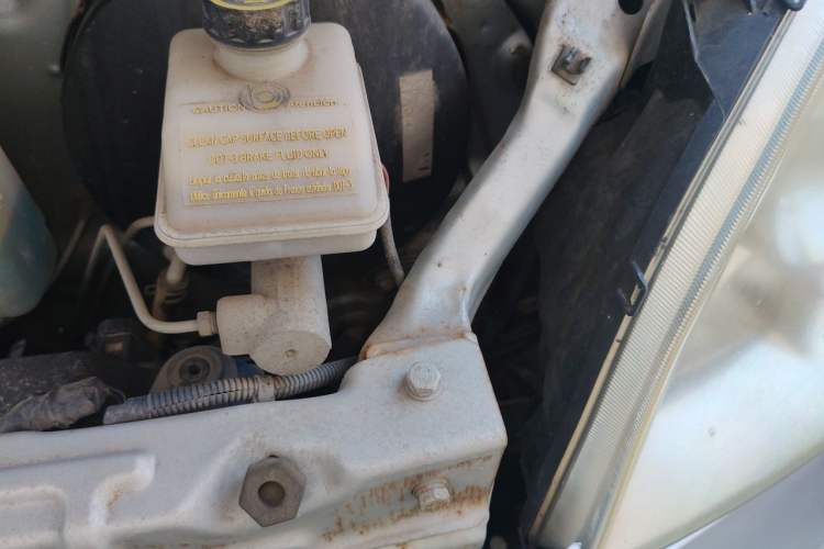 Used Wuling Rongguang 2011 1.5L Base Version Engine Bay Left