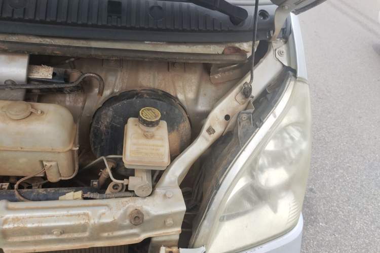 Used Wuling Rongguang 2011 1.2L Standard Version Engine Bay Left