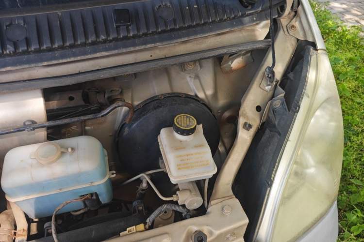 Used Wuling Rongguang 2011 1.2L Standard Version Engine Bay Left