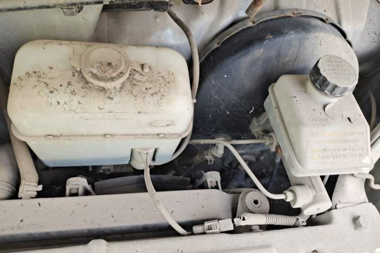 Used Wuling Rongguang 2011 1.2L Standard Version Engine Bay Left