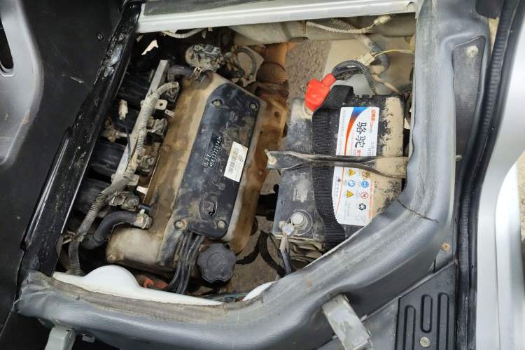 Used Wuling Rongguang 2011 1.2L Base Version Engine Bay Left
