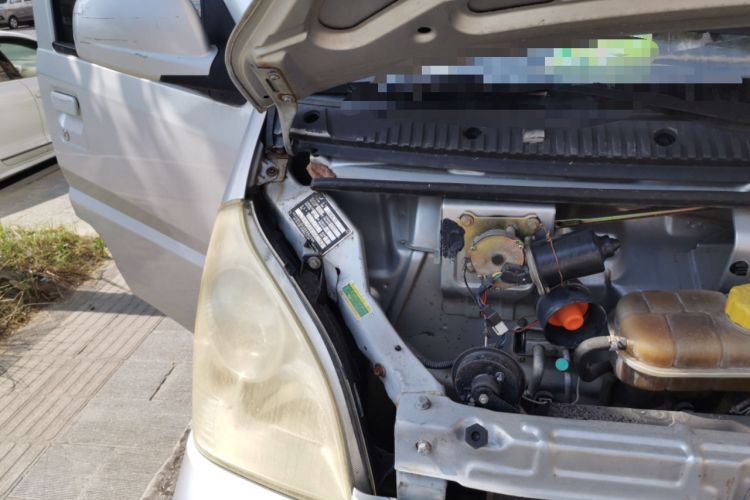 Used Wuling Rongguang 2011 1.2L Standard Version Engine Bay Right