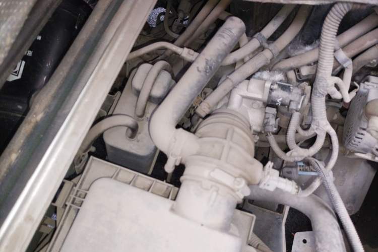 Used Wuling Rongguang 2011 1.2L Base Version Engine Bay Right
