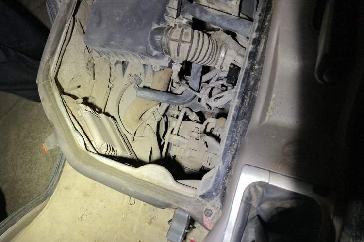 Used Wuling Rongguang 2011 1.2L Base Version Engine Bay Right