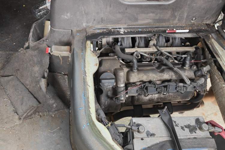 Used Wuling Rongguang 2011 1.2L Standard Version Engine Bay Right