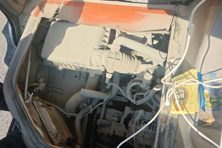 Used Wuling Rongguang 2011 1.2L Standard Version Engine Bay Right