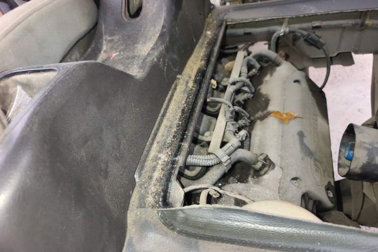 Used Wuling Rongguang 2011 1.2L Base Version Engine Bay Right