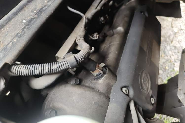 Used Wuling Rongguang 2011 1.2L Base Version Engine Bay Right