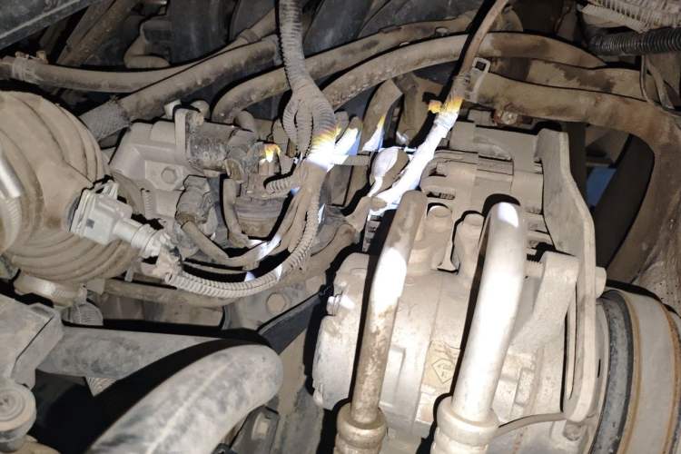 Used Wuling Rongguang 2011 1.2L Base Version Engine Bay Right