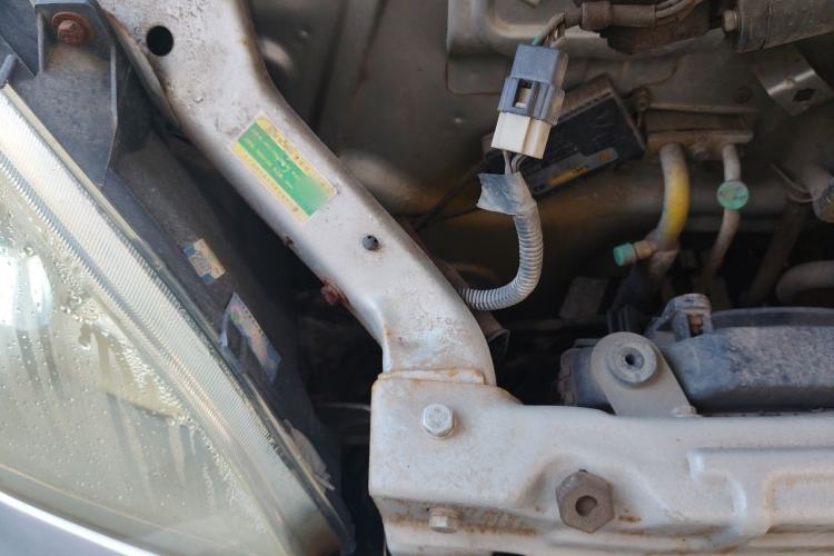 Used Wuling Rongguang 2011 1.5L Base Version Engine Bay Right