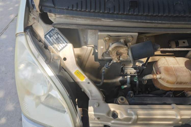 Used Wuling Rongguang 2011 1.2L Standard Version Engine Bay Right