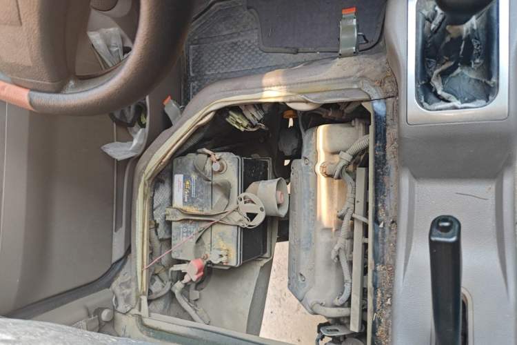 Used Wuling Rongguang 2011 1.2L Standard Version Engine Bay Right
