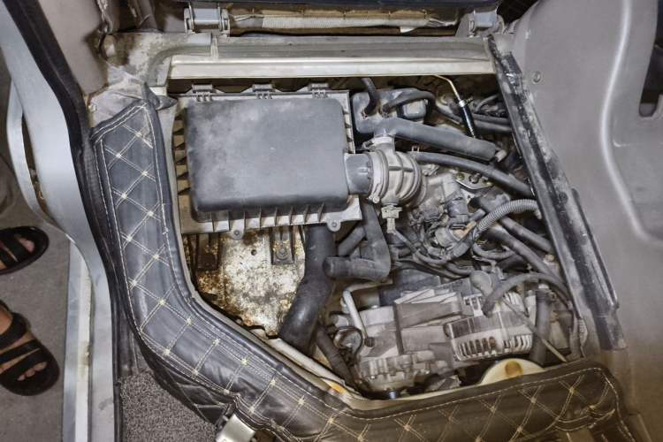 Used Wuling Rongguang 2011 1.2L Standard Version Engine Bay Right
