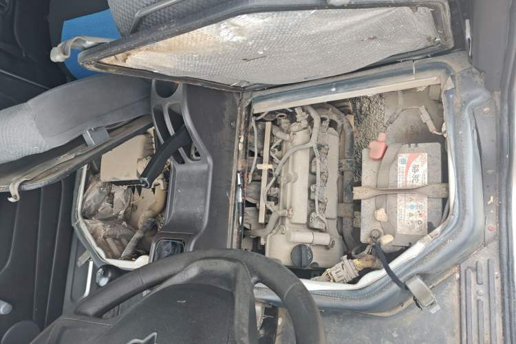 Used Wuling Rongguang 2011 1.2L Base Version Engine Bay