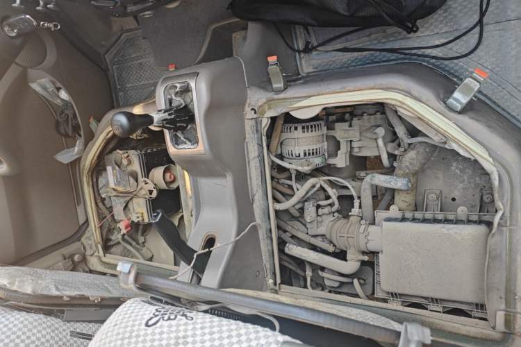 Used Wuling Rongguang 2011 1.2L Standard Version Engine Bay