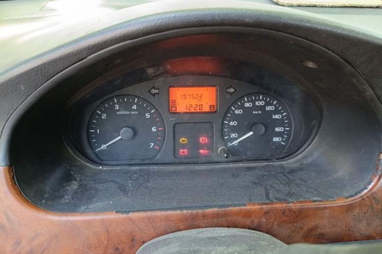 Used Wuling Rongguang 2011 1.5L Base Version Odometer Close Up