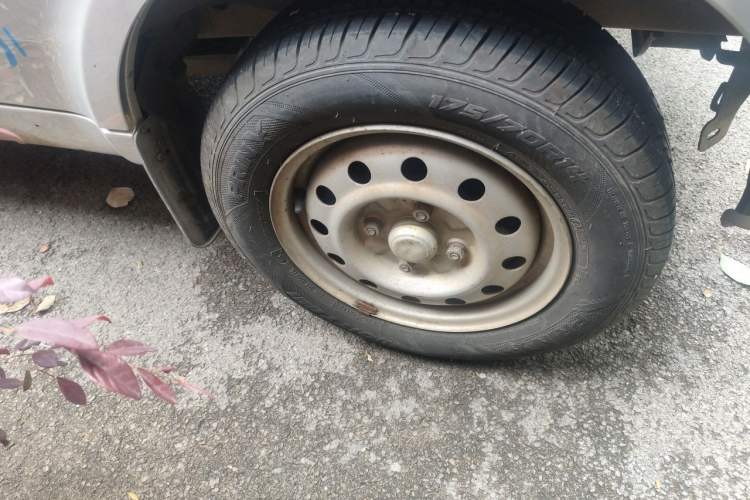 Used Wuling Rongguang 2011 1.2L Base Version Right Front Wheel Hub