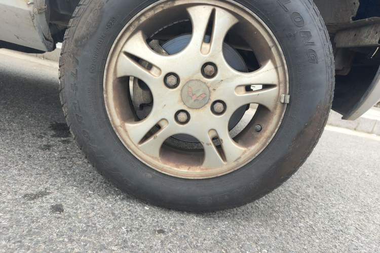 Used Wuling Rongguang 2011 1.2L Standard Version Right Front Wheel Hub