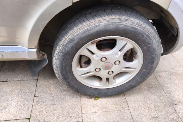 Used Wuling Rongguang 2011 1.2L Standard Version Right Front Wheel Hub