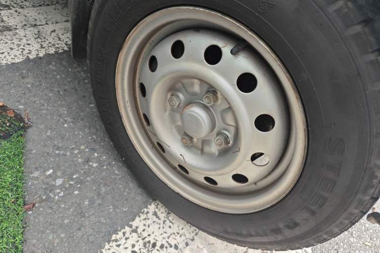Used Wuling Rongguang 2011 1.5L Base Version Right Front Wheel Hub