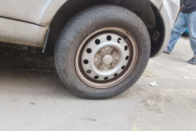Used Wuling Rongguang 2011 1.2L Base Version Right Front Wheel Hub