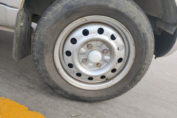Used Wuling Rongguang 2011 1.2L Base Version Right Front Wheel Hub