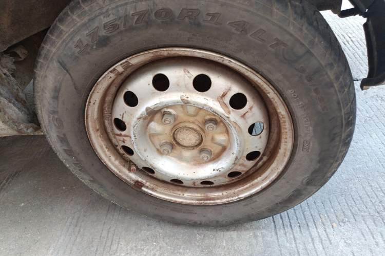 Used Wuling Rongguang 2011 1.2L Base Version Right Front Wheel Hub