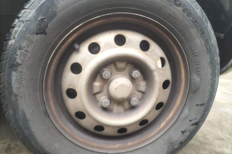 Used Wuling Rongguang 2011 1.2L Comfort Model Right Front Wheel Hub