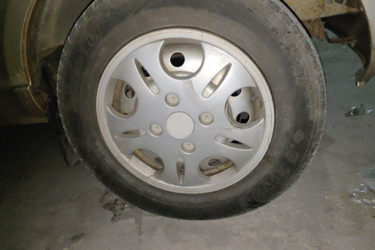 Used Wuling Rongguang 2011 1.2L Base Version Right Front Wheel Hub