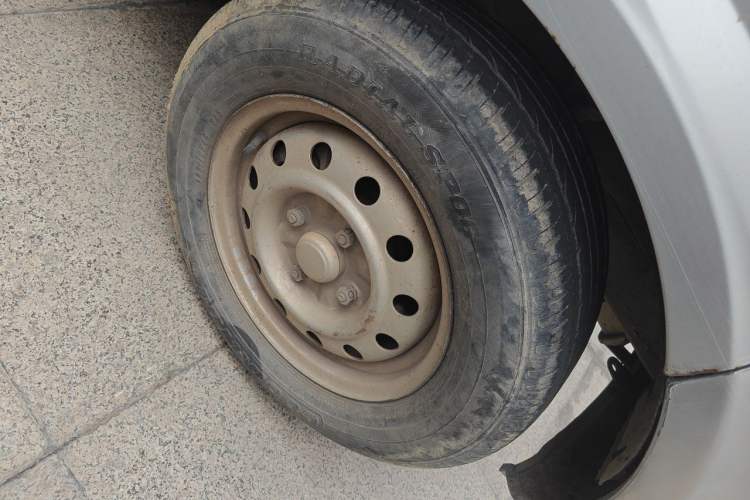 Used Wuling Rongguang 2011 1.2L Base Version Right Front Wheel Hub