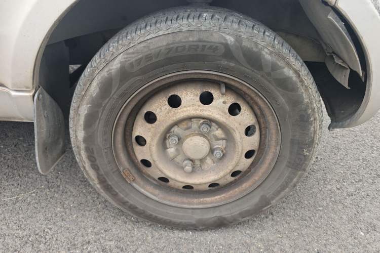 Used Wuling Rongguang 2011 1.2L Base Version Right Front Wheel Hub